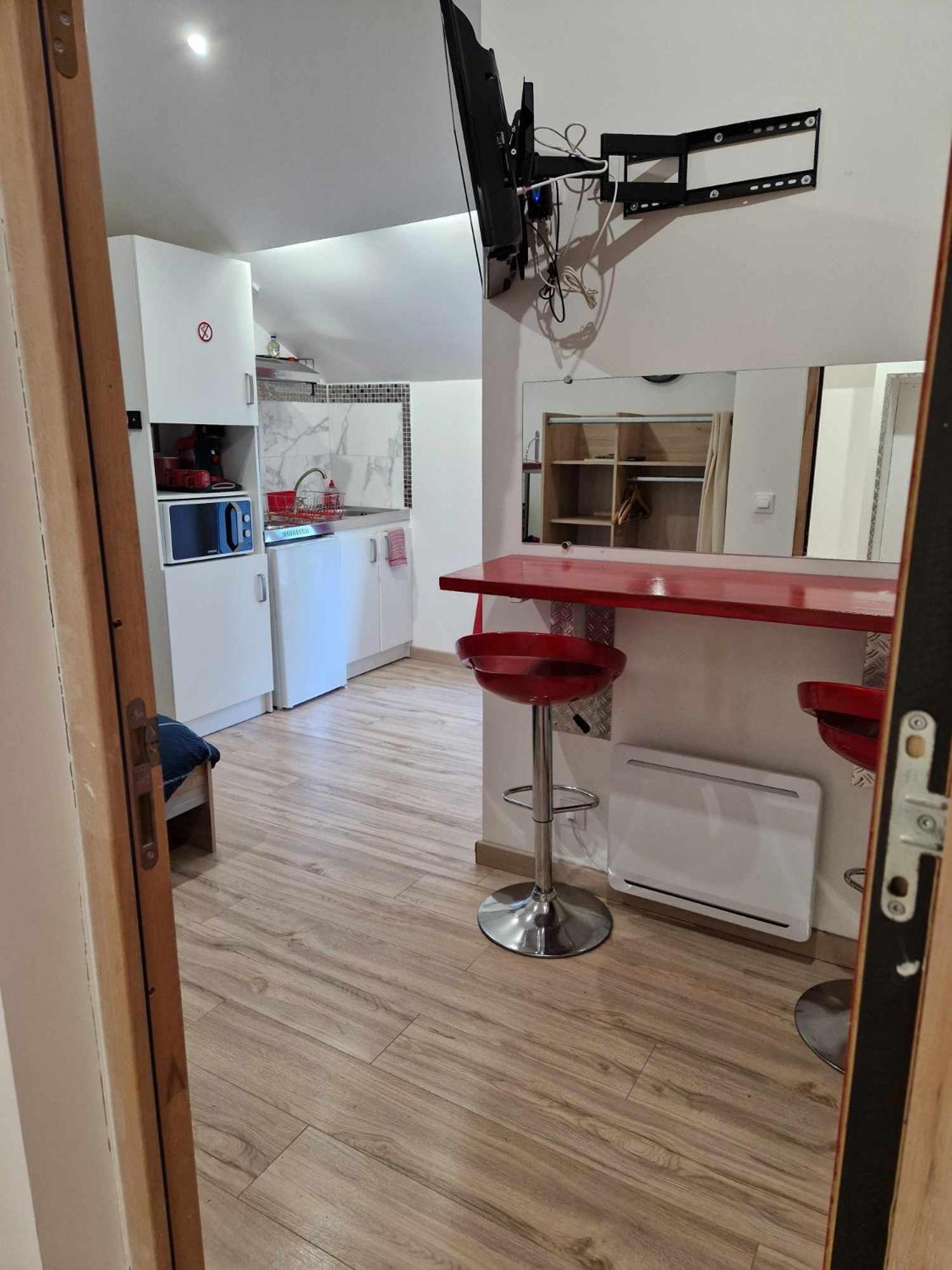 09 - Joli Studio Avec 2 Lits, Logement Tout Equipe Pour 1, 2 Ou 3 Personnes Maximum, Vue Sur Parc Arbore, Parking Privatif Gratuit, Grand Fourgon Possible, Tout Le Linge De Maison Est Fourni Razac-sur-lʼIsle Exteriér fotografie